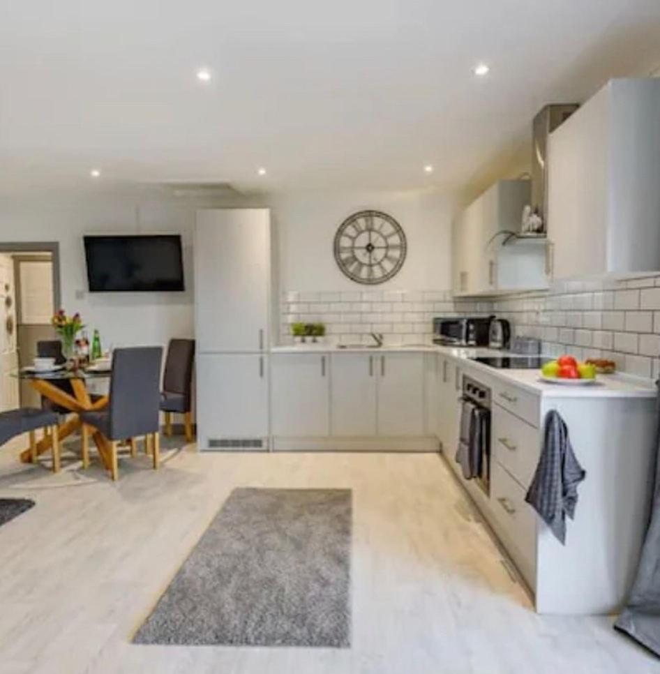 1 Bedroom Holiday Let In The Heart Of West Wales كرمرثن المظهر الخارجي الصورة